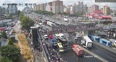 Beylikdüzü'nde TIR kazası ulaşımı aksattı