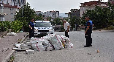 Bilecik Belediyesi ekipleri, cadde kenarına inşaat artığı bırakan kişiye cezai işlem uyguladı
