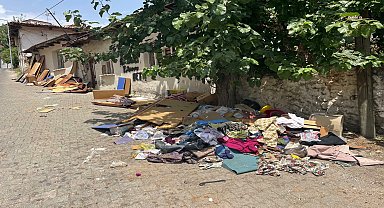 Bilecik Belediyesi ekipleri, çöp evi temizleyerek ev sahibine cezai işlem uyguladı
