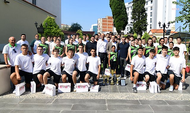 Bornova Belediye Başkanı Eşki şampiyonları ağırladı