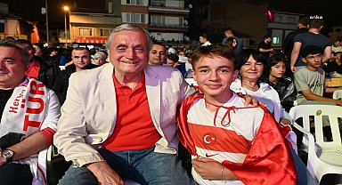 Bozüyüklüler Milli Takım'a Cumhuriyet Meydanı’ndan destek verdi
