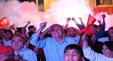 Bozüyüklüler milli takıma Cumhuriyet Meydanı’ndan destek verdi