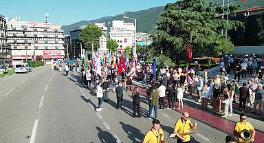 Bursa’da “Uluslararası Altın Karagöz Halk Dansları Yarışması” kortej yürüyüşü ve dans gösterileriyle başladı