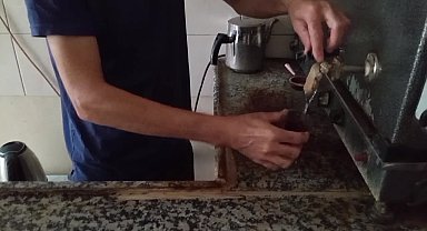Çay zammına tepki gösteren vatandaş: