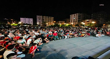 Ceyhanlılar, milli maç heyecanını birlikte yaşadı