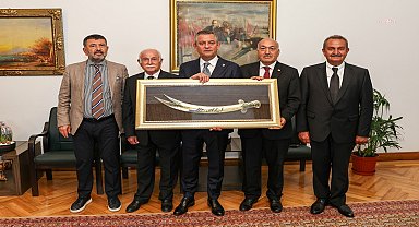 CHP Genel Başkanı Özel, Cem Vakfı Malatya Şube Başkanı Eşref Doğan ve yönetimini ağırladı