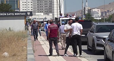 CHP’li Barış Yıldız, taban fiyat açıklayıp kayısı alımı yapmayan TMO'yu pikap üzerinde kayısı satarak protesto etti