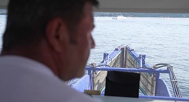 Deniz süpürgeleri İzmir Körfezi’nin kıyılarına vuran atıkları topluyor