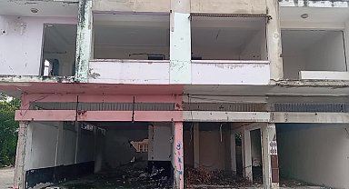 Depremde ağır hasar alan binanın yıkılmamasına vatandaşlardan tepki: