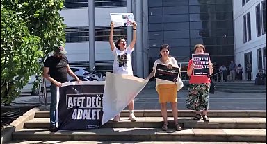 Depremzede Döne Kaya Hatay Adliyesi önünde: “Kaybedilenler sizin anneniz, eşiniz, evladınız olsaydı bu soruşturmalar böyle uzun sürer miydi?