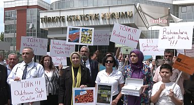 DEVA Partililerden TÜİK önünde çürük meyve-sebzeli eylem... Elif Esen: TÜİK artık Türkiye'nin gerçeklerini şeffaf bir şekilde vatandaşla paylaşsın