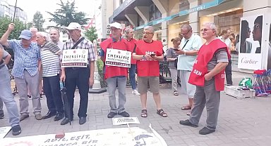 DİSK Emekli - Sen Samsun Şubesi, TÜİK'in açıkladığı enflasyon oranını tencere içerisinde taş kaynatarak protesto etti