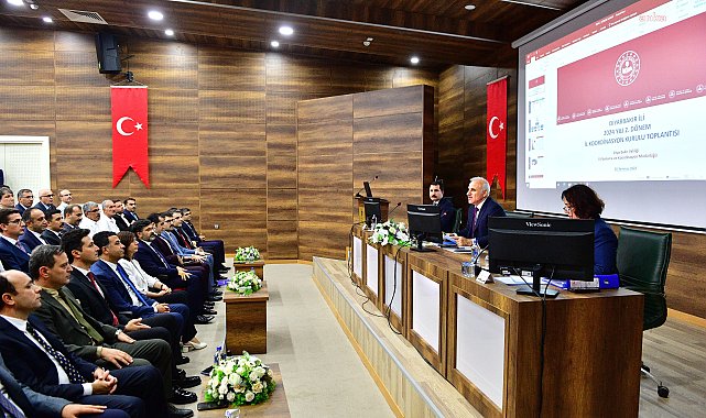 Diyarbakır’da yıllar sonra bir ilk gerçekleşti… Vali ve DEM Parti'li belediye eş başkanları bir araya geldi