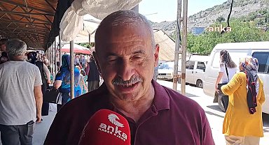 Emekli vatandaş: “Pazara geldim inanın param yetmedi. Bir tane elma 10 lira, 5 tane aldım 50 lira. Yaşamaktan bezdik