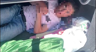 Erzurum'da kaçak göçmen operasyonu: Otomobilin bagajında yakalandı