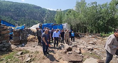 Erzurum Pasinler'de meydana gelen selde ev ve ahırlar yıkıldı, araçlar zarar gördü