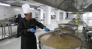 Esenyurt Belediye Başkanı Özer, vatandaşlara aşure ikram etti 