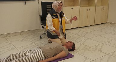 Esenyurt Belediyesi'nin ilkyardım eğitimi kursiyerleri, sertifikalarını Belediye Başkanı Özer'den aldı