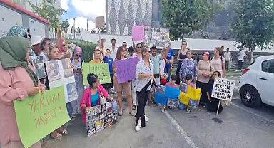 Hayvanseverlerden Arnavutköy Belediyesi önünde eylem