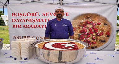 İzmir Büyükşehir Belediyesi üç noktada aşure dağıttı