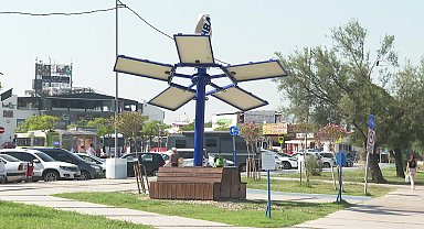 İzmir’de güneş ağaçları ile şarj dönemi başladı