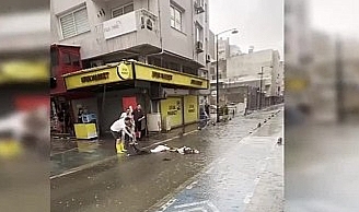 İzmir'de sağanak yağış faciaya yol açtı: Elektrik akımına kapılan iki kişi hayatını kaybetti