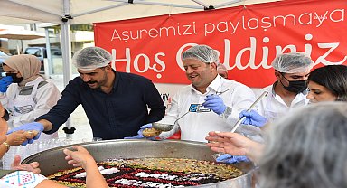 Kadıköy Belediyesi’nin aşure ikramı devam ediyor