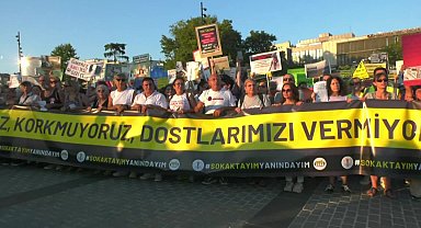 Katliam yasasını köpek maskeleriyle protesto ettiler