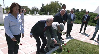 Kılıçdaroğlu, Bülent Ecevit'in kabrini ziyaret etti: ''50 yıllık süreç içerisinde görüyoruz ki Ada'ya gerçekten de barış geldi''