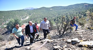 Konyaaltı Belediye Başkanı Kotan, yangın çıkan alanda incelemelerde bulundu