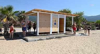 Kuşadası Belediyesi ekipleri, sahillerdeki ve plajlardaki çalışmalarını sürdürüyor