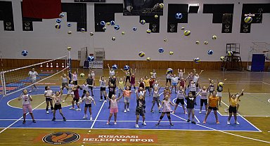 Kuşadası Belediyesi'nin yaz spor okulları devam ediyor