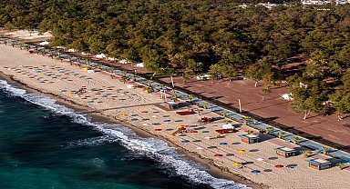 Kuşadası’nda ücretsiz şezlong ve şemsiye uygulaması devam ediyor