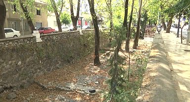 Manisa Büyükşehir Belediyesi ekiplerinden Çaybaşı Deresi’nde temizlik çalışması
