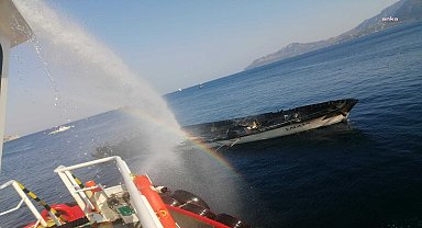 Marmaris'te 96 yolcu bulunan gezi teknesi yandı, 3'ü ağır 17 kişi yaralandı