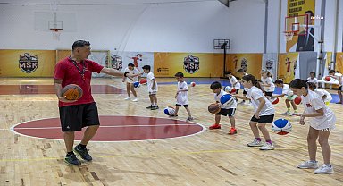 Mersin Büyükşehir’in basketbol kurslarına yaz döneminde de yoğun ilgi