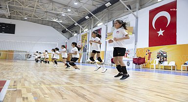 Mersin Büyükşehir'in yaz dönemi voleybol kurslarına yoğun ildi