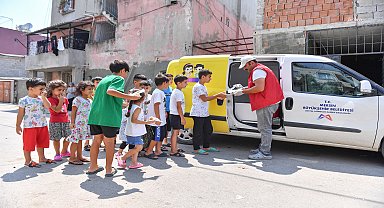 Mersin Büyükşehir, mahallelerde Tarsus'un limonlu dondurmasını dağıtıyor