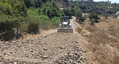 Mersin Yenişehir Belediyesi, kırsal mahallelerde yol açma çalışmalarını sürdürüyor