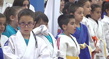 Osmangazi Belediye Başkanı Aydın, genç sporculara sertifikalarını verdi