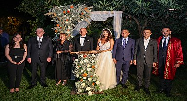 Özgür Özel, gazeteci Serap Belovacıklı ve İYİ Parti İzmir Milletvekili Ümit Özlale'nin düğün törenine katıldı