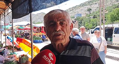 Pazarda alışveriş yapan emekli vatandaş: 