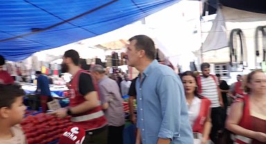 Pazarda tezgahtarlık yapan çocuk, Erkan Baş’a dert yandı: “Benim yaşımdaki çocuklar mahallede top oynuyor”