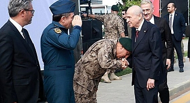 Polis Özel Harekat Başkanı Karadeniz, Devlet Bahçeli'nin elini öptü... 