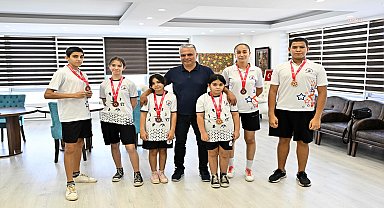 Şampiyon kick boks sporcularından Muratpaşa Belediye Başkanı Uysal'a ziyaret