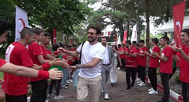 Şef Danilo Zanna, Kızılay’ın kampında depremzede öğrencilerle buluştu