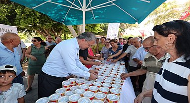 Silifke Belediye Başkanı Turgut vatandaşlara aşure dağıttı