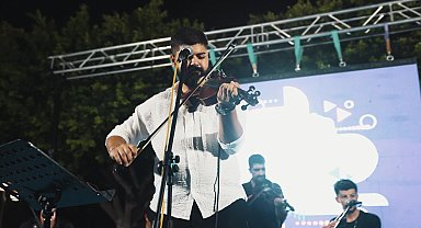 Silifke Belediyesi’nin Mini Yaz Konserleri’nde Abidin Kaya ve Orkestrası sahne aldı