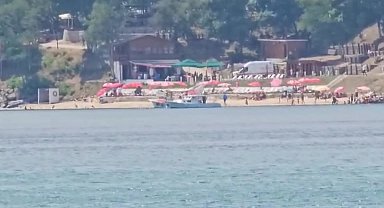 Sinop'ta tekne alabora oldu, vatandaşlar kendi imkanlarıyla kıyıya yüzdü