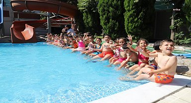 Turgutlu Belediyesi Çocuk Kültür Sanat Merkezleri öğrencileri, havuzun keyfini çıkardı